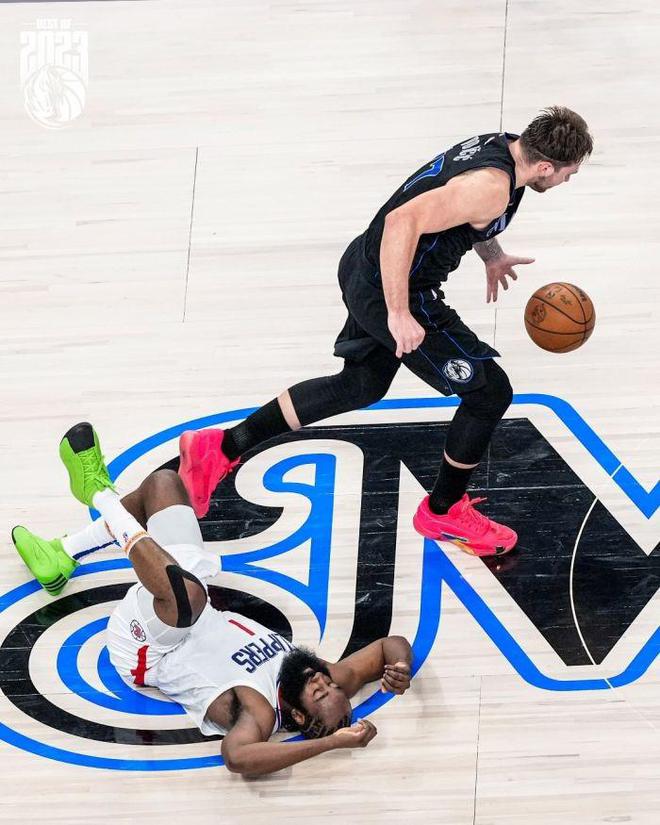 阿扎伦卡在独行侠比赛中问鼎冠军，挺进下一轮引发热议！的简单介绍